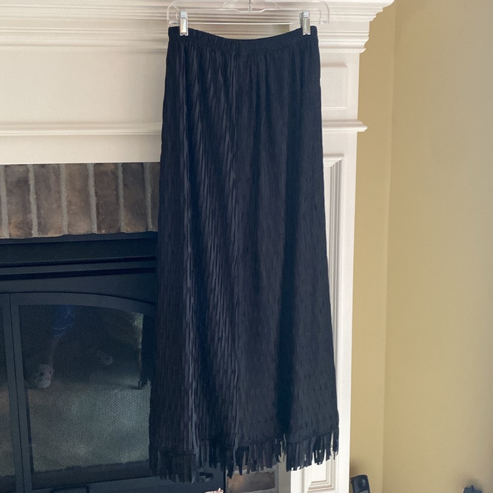 SnoSkins Midi Textured Black on Black Skirt w/ Fringe in Sz M w/ Elastic Waist